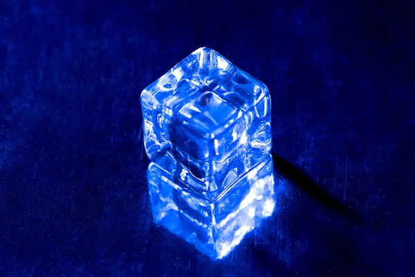 一个蓝色的冰多维数据集的形象 — 图库照片