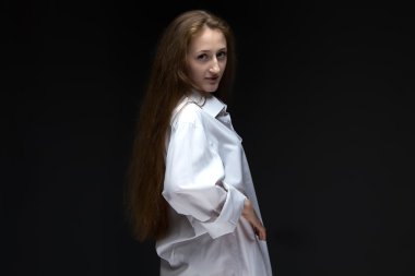 Genç kadın portre yarı açık 