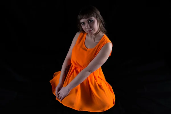 可爱的女人，穿橙色衣服的照片 — 图库照片