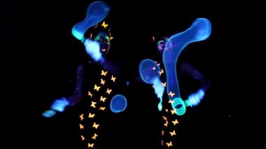 İki kadın parlak yapmak kabarcıkları ile oynayarak