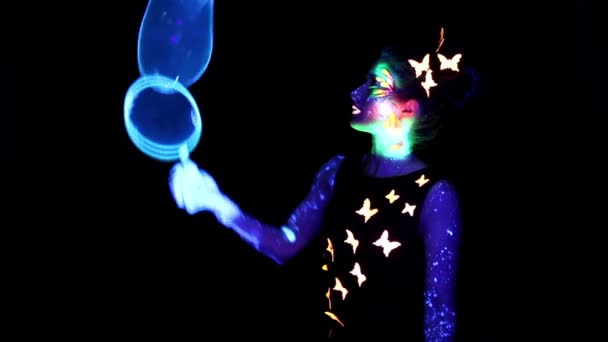 ルミナスが作ることと大きな泡を持つ若い女性 — ストック動画