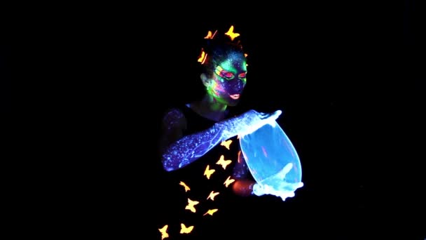 Woman with luminous make up making group bubbles — Stock Video