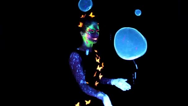 Young woman making group bubbles — Stock Video