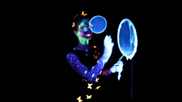 Girl with luminous make up making group bubbles — Stock Video