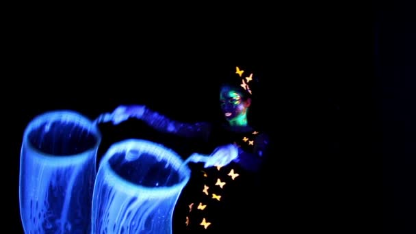 Woman with luminous make up and two big bubbles — Stock Video