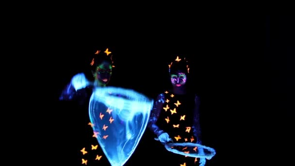 Two woman and two big bubbles — Stock Video