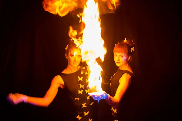 Foto de dos mujeres con maquillaje luminoso y fuego —  Fotos de Stock