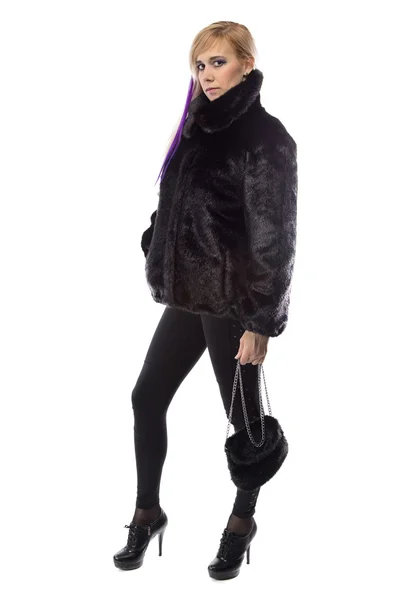 Foto de mulher em casaco de pele curto com bolsa — Fotografia de Stock
