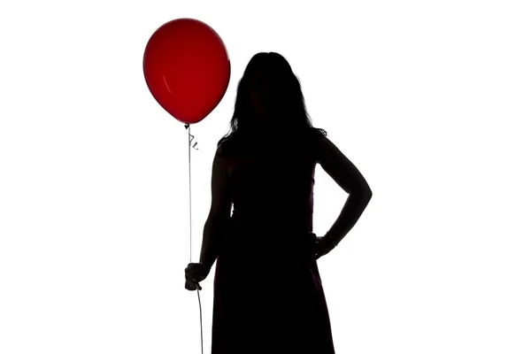 Φωτογραφία του γυναικεία σιλουέτα με κόκκινο μπαλόνι — Φωτογραφία Αρχείου