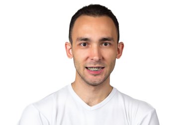 adam destekleri ile gülümseyen fotoğraf