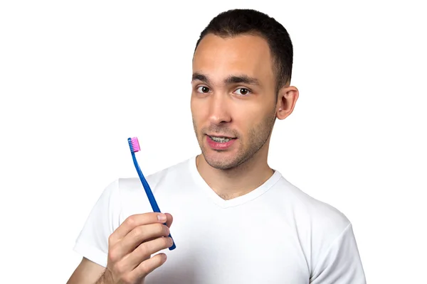 Foto de hombre sonriente con corchetes y cepillo de dientes —  Fotos de Stock