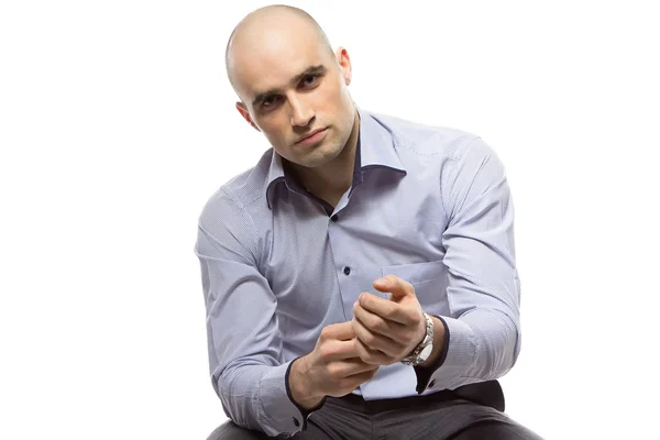 Foto del hombre de negocios sin pelo usando un reloj — Foto de Stock