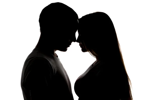 Silhouet van liefdevolle tieners — Stockfoto