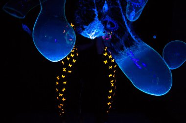 Büyük parlak kabarcıkları ile iki kadın görüntüsünü 