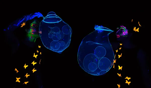 Photo of two women blowing luminous bubbles — Stock Photo, Image