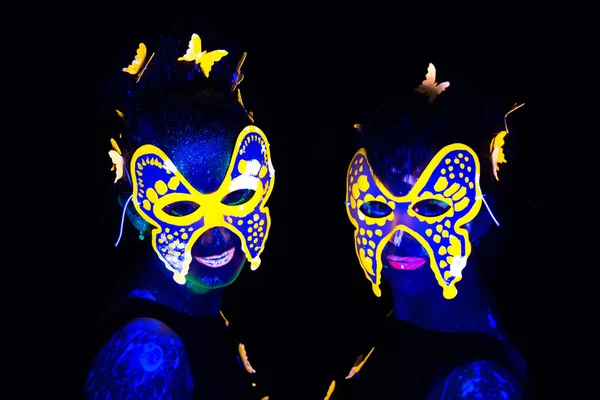 Foto von zwei Frauen in leuchtenden Masken — Stockfoto