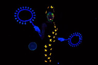 Kadın parlak sabun köpüğü ile görüntü