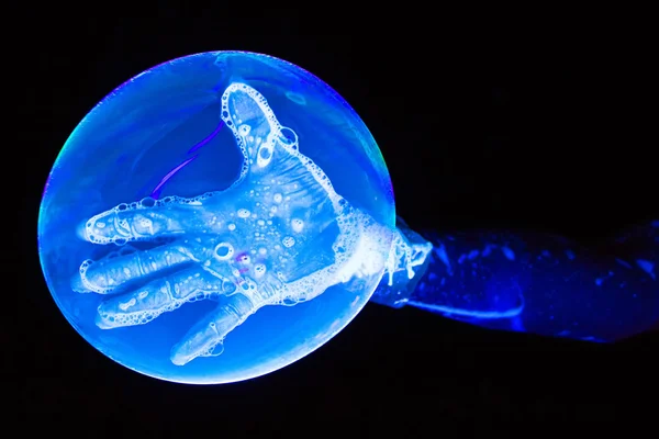 Imagen de guante luminoso y burbuja azul — Foto de Stock