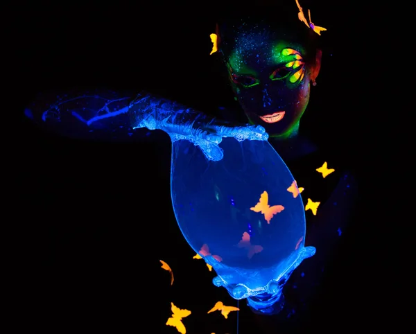 Foto de mujer sosteniendo burbuja luminosa azul — Foto de Stock