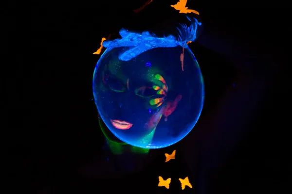 Изображение женщины, смотрящей сквозь светящийся пузырь Стоковое Изображение