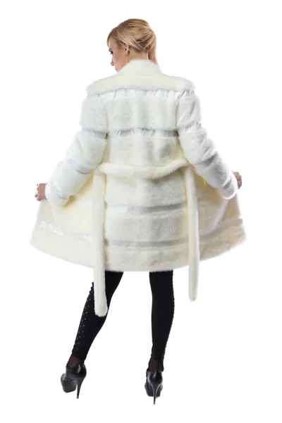 Rubia en abrigo blanco desabotonado, de espalda —  Fotos de Stock