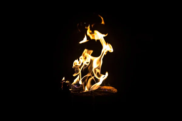 Foto des tanzenden Feuers bei Nacht — Stockfoto