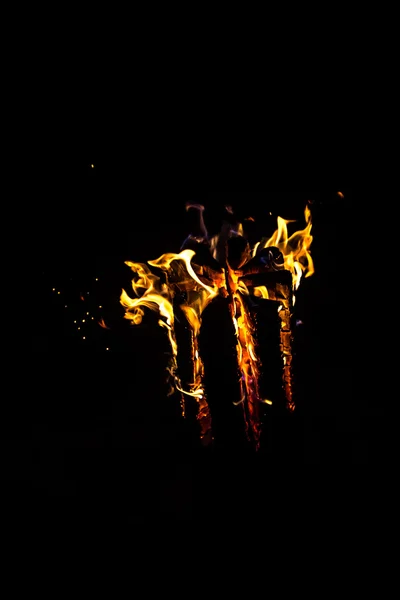 Imagen de tronco caliente con llama por la noche —  Fotos de Stock