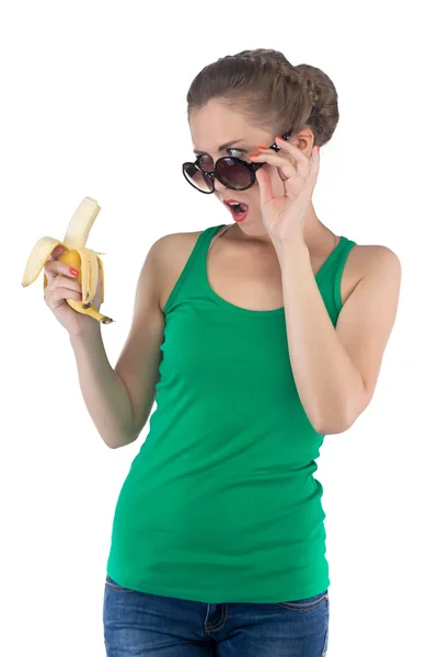 Foto di ragazza sorpresa con banana e occhiali da sole — Foto Stock