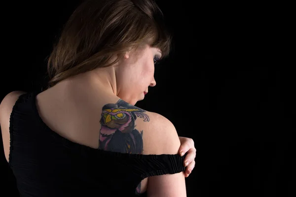 Imagen de mujer con tatuaje — Foto de Stock