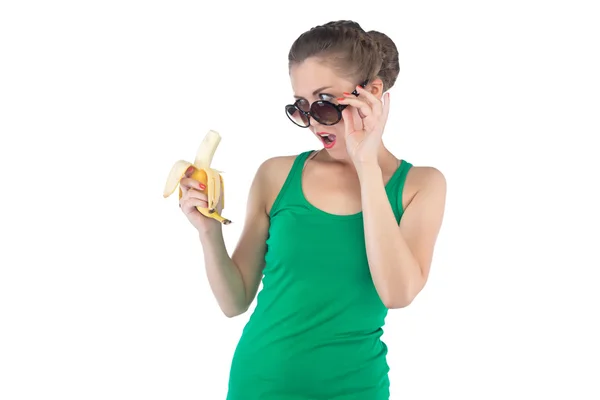 Image surprised woman with banana and sunglasses — Stock Photo, Image