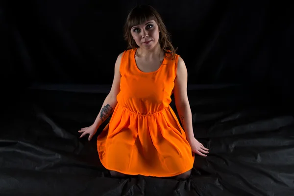 Turuncu elbiseli düzgün vücutlu kadın fotoğrafı — Stok fotoğraf