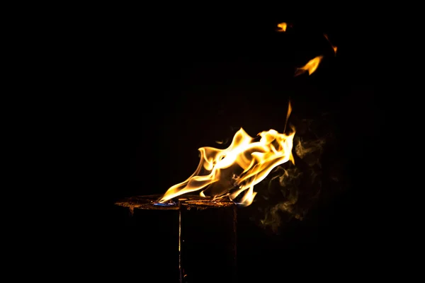 Foto der gelben Flamme bei Nacht — Stockfoto