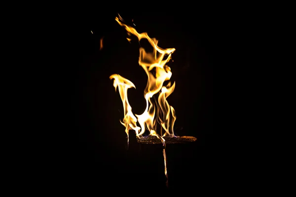 Foto de brilhante log flamejante à noite — Fotografia de Stock
