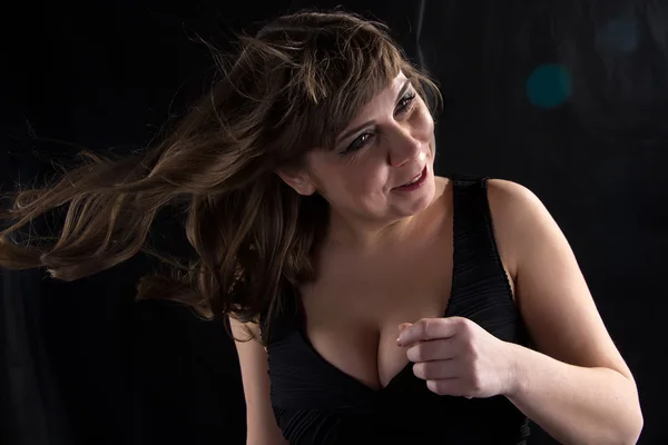 Изображение кривой женщины с выпрямленными волосами — стоковое фото
