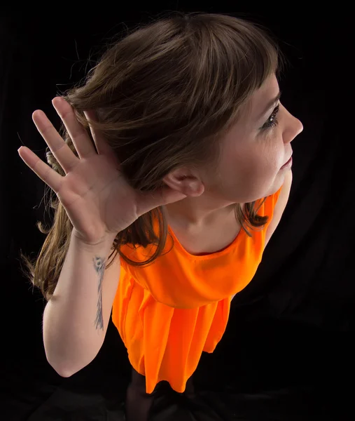 Foto einer zuhörenden Frau in orangefarbenem Kleid — Stockfoto