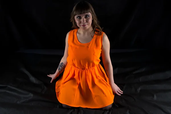 Narancssárga ruha kanyargós nő képe — Stock Fotó