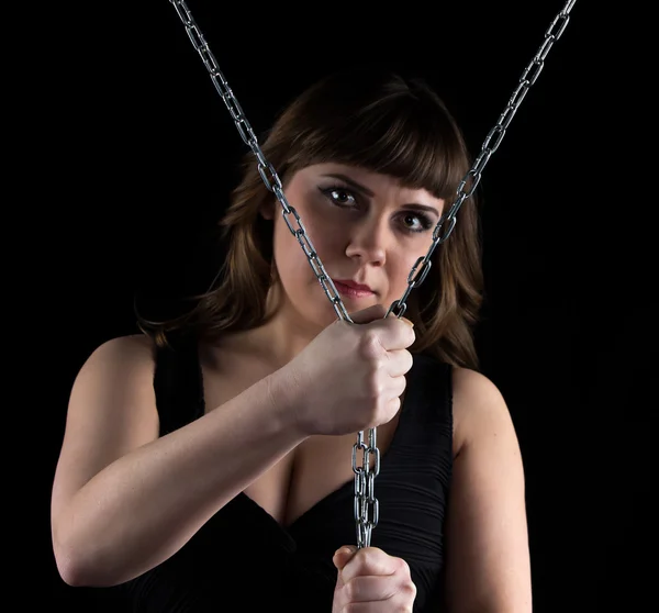 Foto vyvinutá žena stiskla řetězy — Stock fotografie