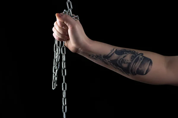 Foto mujer mano con cadena y tatuaje — Foto de Stock