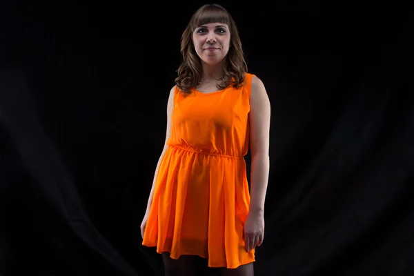 Изображение пухлой женщины в оранжевом платье — стоковое фото