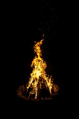 Gece şenlik ateşi görüntüsünü