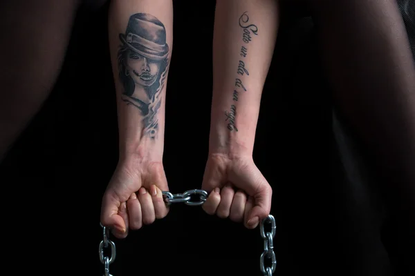 Imagen de las manos de las mujeres sosteniendo la cadena — Foto de Stock