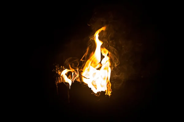 Foto des hellen Feuers bei Nacht — Stockfoto