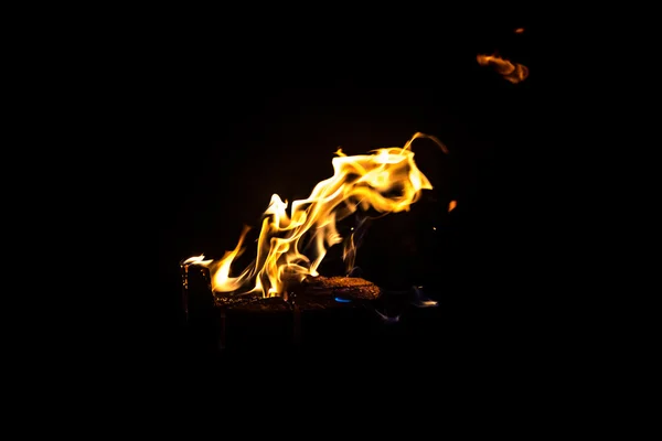 Photo blazing piece of wood by night — Stock Photo, Image