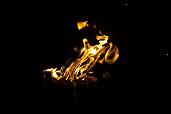 Foto de registo em chamas durante a noite — Fotografia de Stock