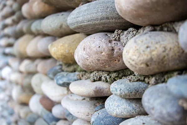 Pared de imagen exactamente pavimentada con piedras de colores — Foto de Stock