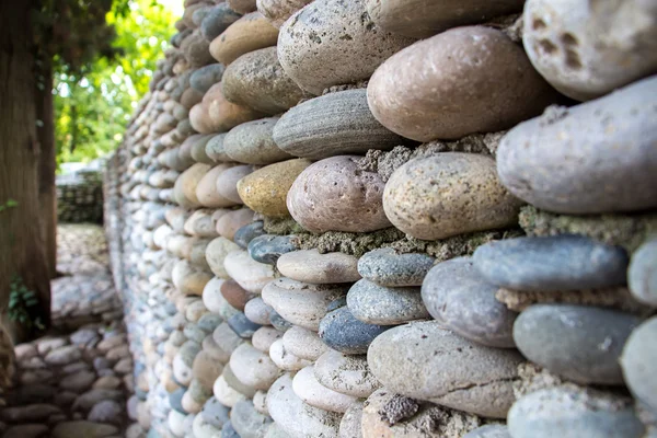 Foto pared exactamente pavimentada con piedras de colores — Foto de Stock