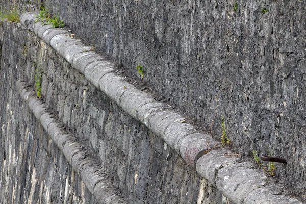 Zdjęcia stary szary mur z mchem — Zdjęcie stockowe