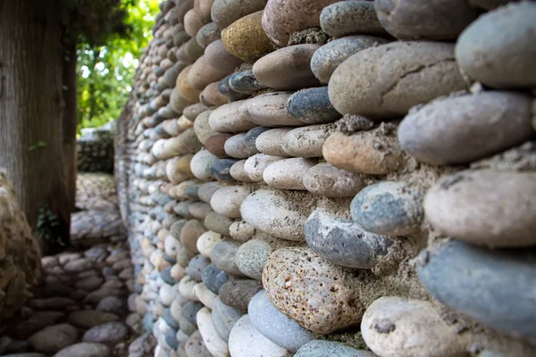 Foto pared pavimentada con piedras de colores — Foto de Stock