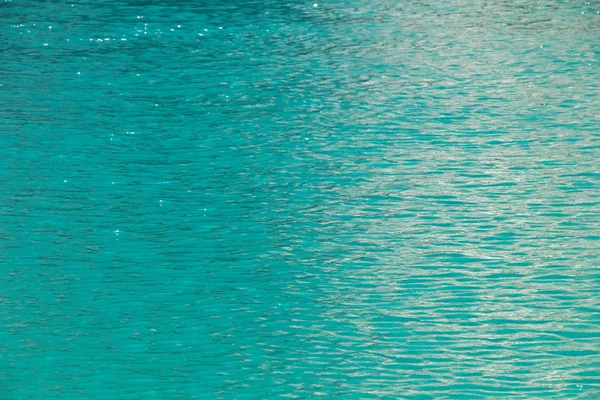 Obraz światła niebieski czysta woda w jeziorze — Zdjęcie stockowe