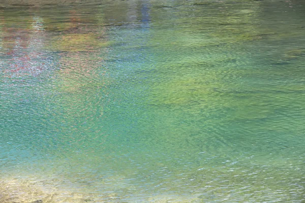 Foto de agua colorida en el lago —  Fotos de Stock